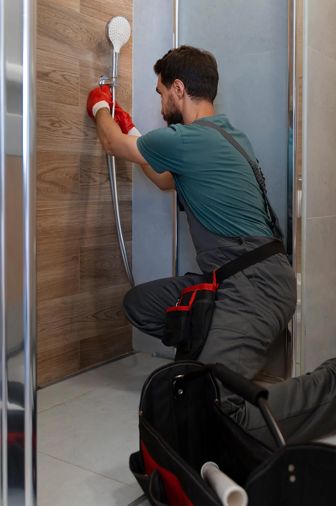 homem-de-vista-lateral-trabalhando-como-encanador2 Técnico especialista em localizar vazamentos de água